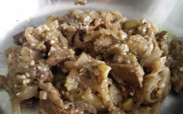 Fígado de boi com jiló e cebolas