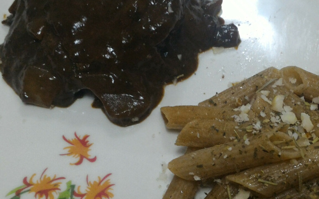 Medalhão de filé mignon ao molho de ameixa com vinho