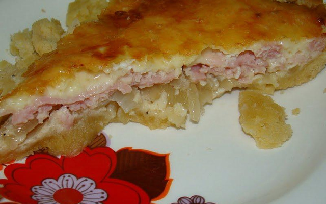 Torta salgada de queijo e presunto