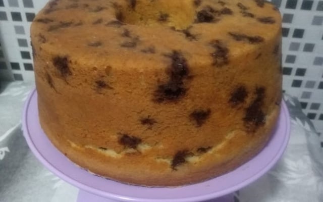 Bolo de baunilha com gotas de chocolate