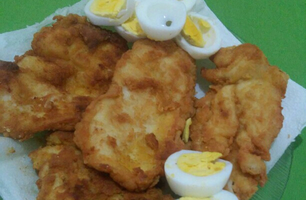 Peito de frango empanado com sazón