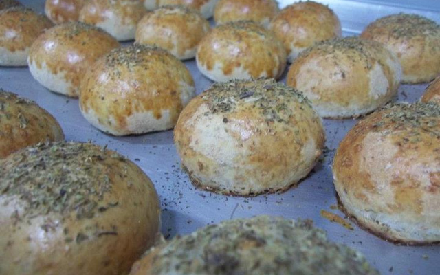 Pão integral recheado com ricota e presunto de peru