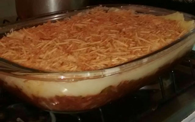 Escondidinho de carne seca com purê de batatas