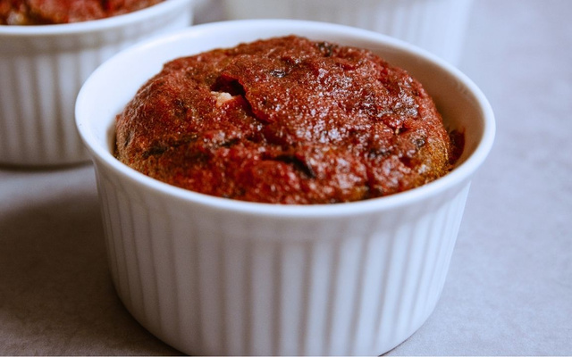 Porção de muffin de beterraba sem glúten e sem lactose