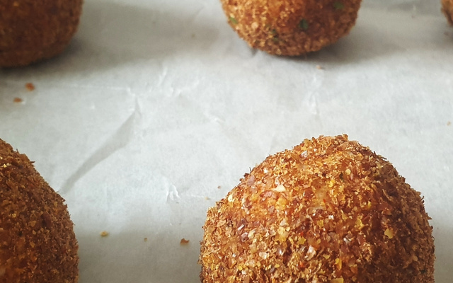 Bolinha de batata doce com frango