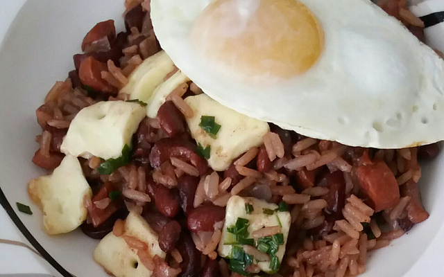 Baião de dois e ovo de galinha caipira