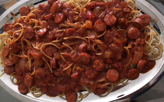 Espaguete com molho de calabresa