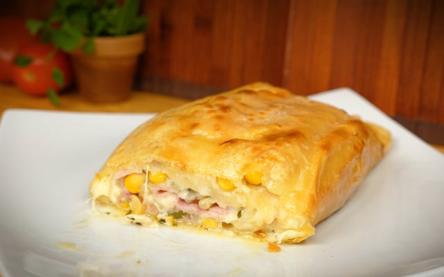 Rocambole de massa de pastel