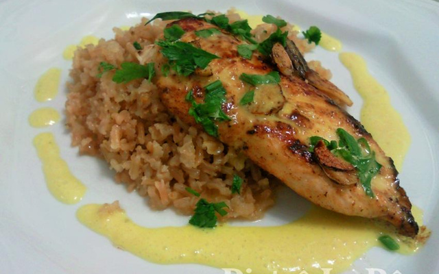 Filé de frango com molho de mostarda, vinho branco e arroz integral