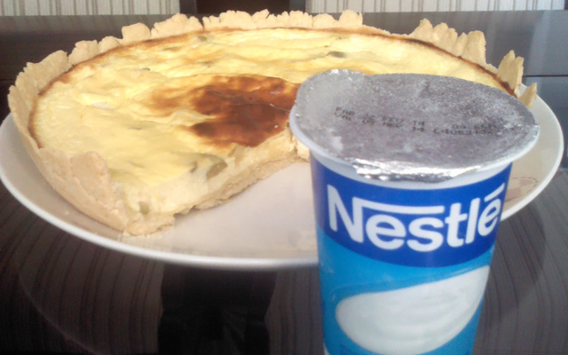 Torta maravilhosa de queijo com iogurte