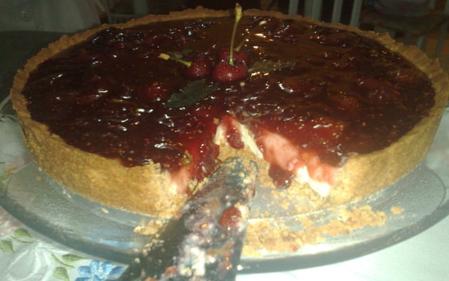 Cheesecake com calda de frutas vermelhas