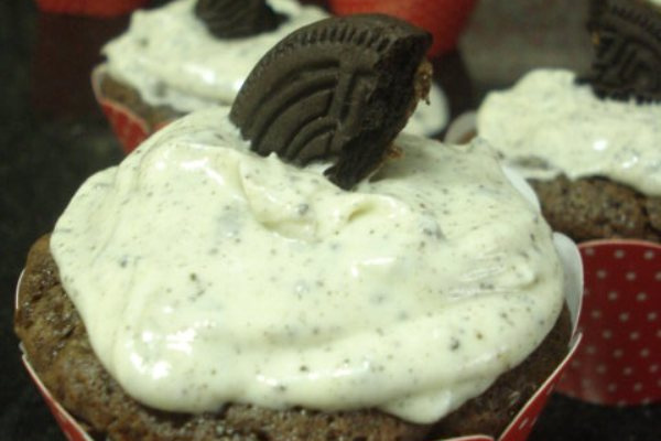 Cupcake de negresco com geleia