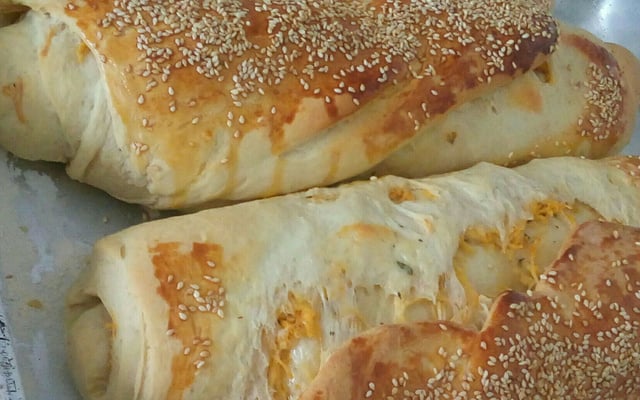 Pão caseiro recheado com presunto