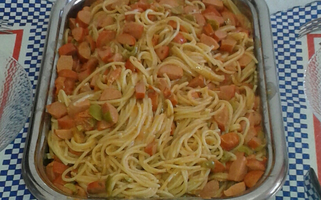 Macarrão com salsicha e creme de leite