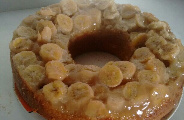 Bolo de banana caramelizada