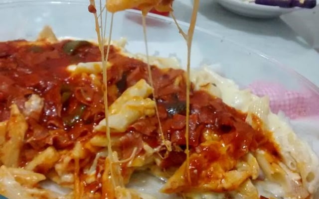 Macarrão penne ao molho branco com queijo e vermelho