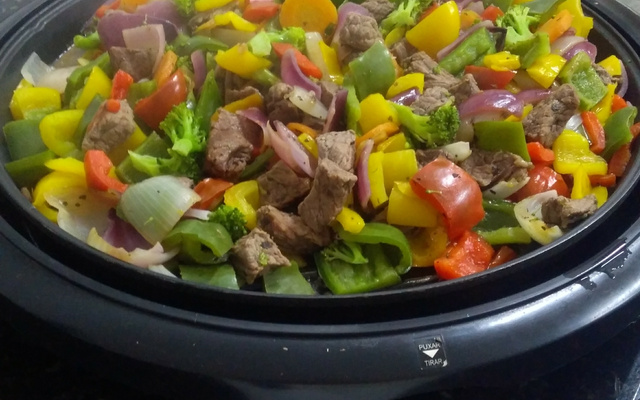 Alcatra com legumes ao molho de cerveja