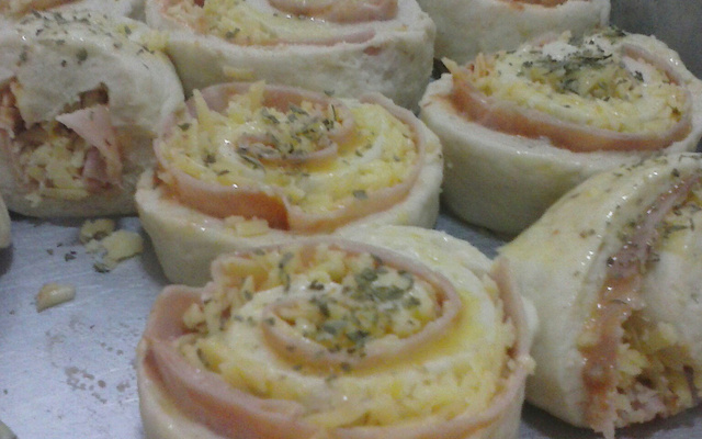 Pãezinhos de presunto e queijo