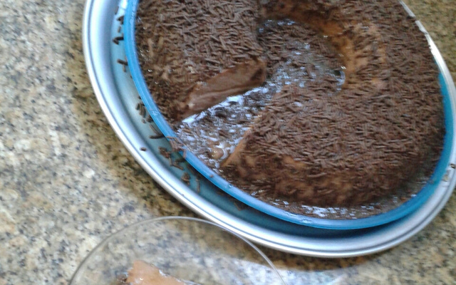 Bolo com pudim de chocolate