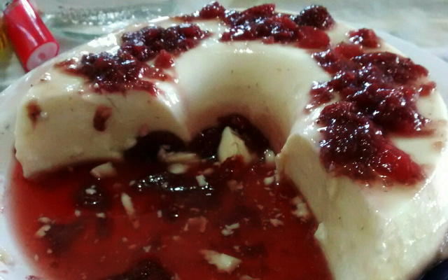 Manjar branco com calda de ameixas