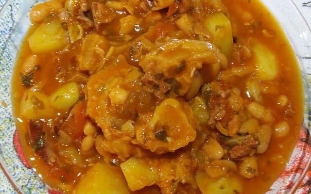 Mocotó com dobradinha, feijão branco e legumes da Vanessa