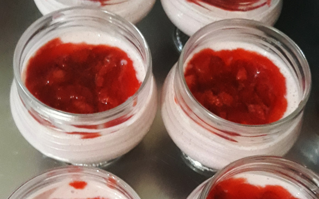 Mousse de morango com pedaços e calda