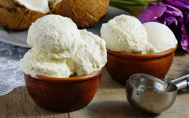 Sorvete de coco com leite condensado