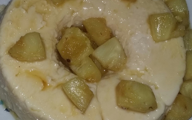 Manjar de coco com calda de abacaxi