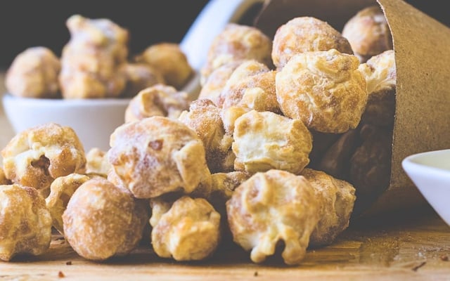 Pipoca de leite Ninho caramelizado e crocante no saco de papel