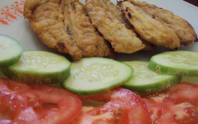 Sardinha frita com salada de tomate e pepino caipira