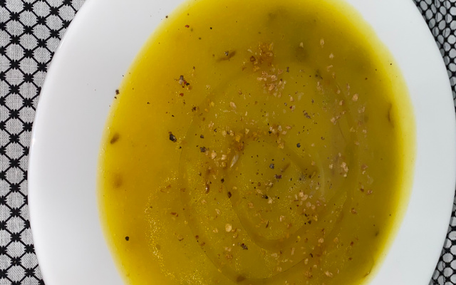 Sopa de alho poró com batata baroa