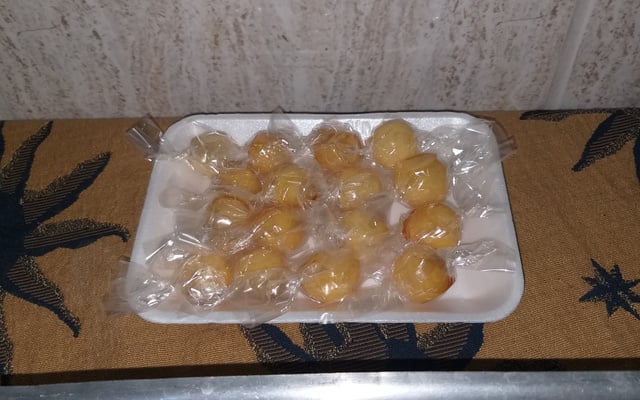 Bala de coco caramelizada (bala baiana ou bala de ovo)