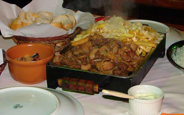 Picanha na chapa com mandioca na manteiga e mussarela