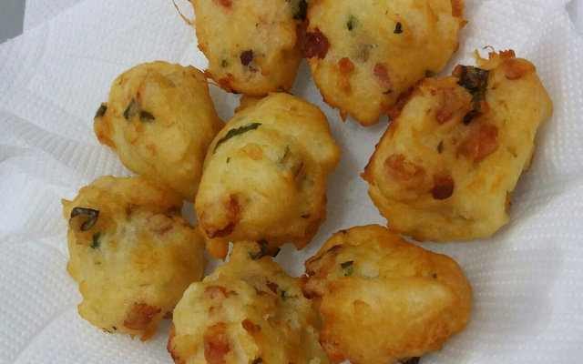 Bolinho de mandioca com bacon