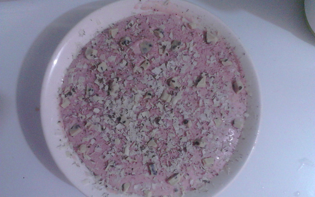 Mousse de morango com raspas de chocolate