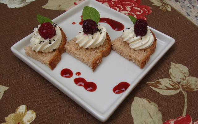 Canapés de ricota e amora da Abima