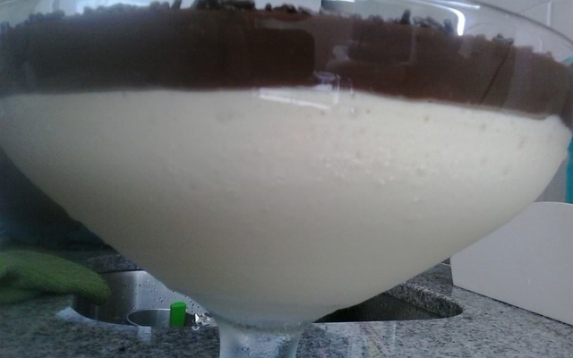 Mousse de maracujá com mousse de brigadeiro