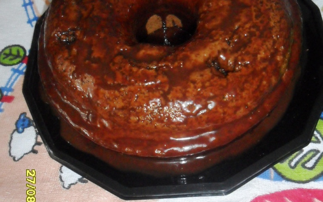 Bolo simples com cobertura de chocolate