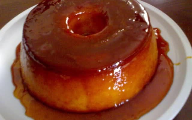 Pudim de pão com raspas de limão