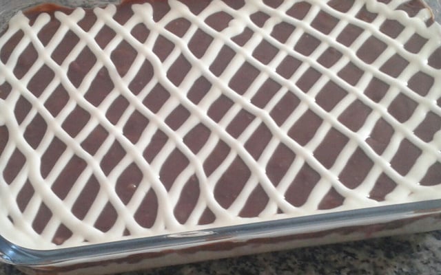 Bombom de morango na travessa