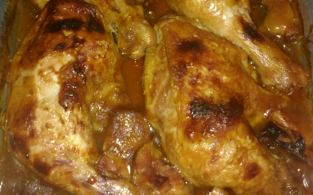 Coxa e sobrecoxa assada com molho barbecue