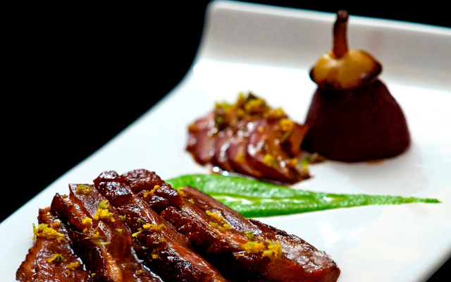 Peito de pato ao vinho tinto com pêra recheada