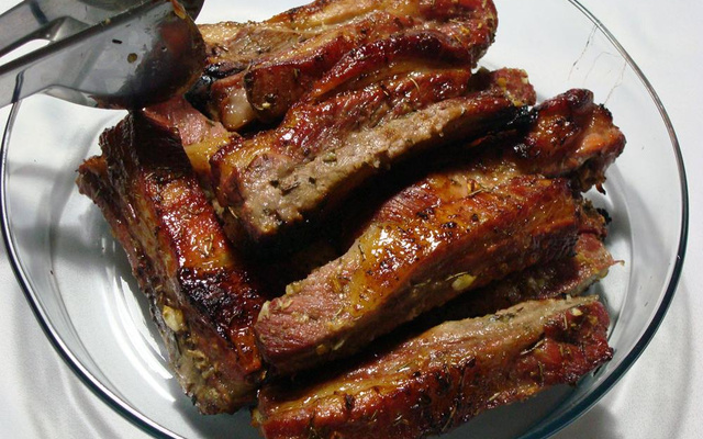 Costelinha de porco assada com mel e limão