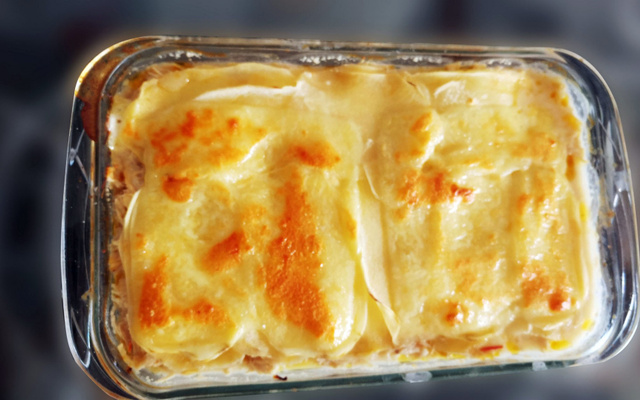 Filé de frango com molho de damasco, mel, maçã e mostarda