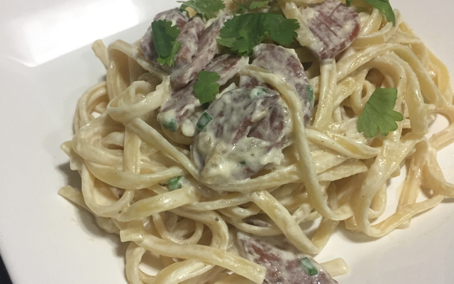 Macarrão com linguiça calabresa e creme de leite