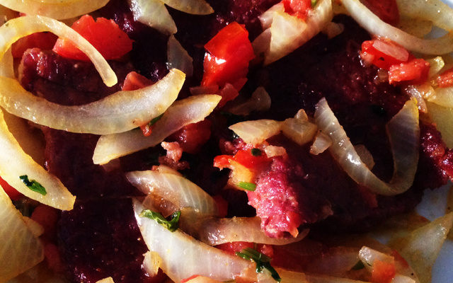 Bife acebolado de carne seca