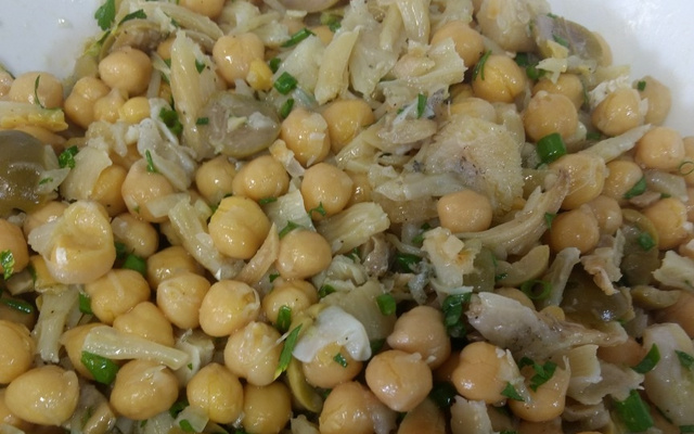 Bacalhau com grão-de-bico (salada fria)
