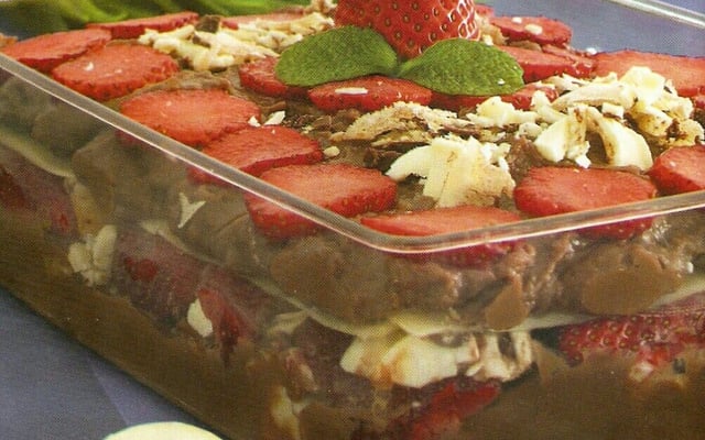 Lasanha de chocolate com morango