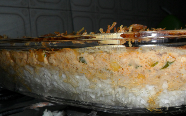 Arroz com frango em camadas