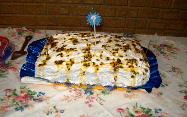 Bolo com mousse de maracujá